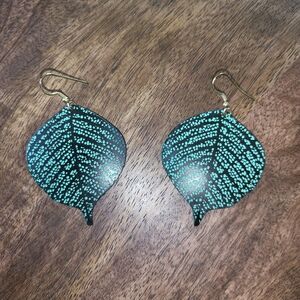Handmade Elegant Leaf-Shaped Earrings in Turqoise And Black Color
